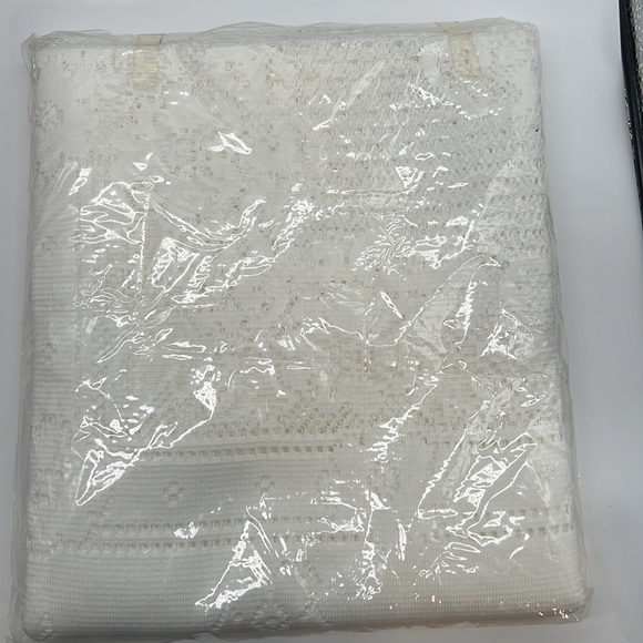 Heritage lace tablecloth vintage new in package 60x80” oblong made in Hungary - Picture 2 of 2